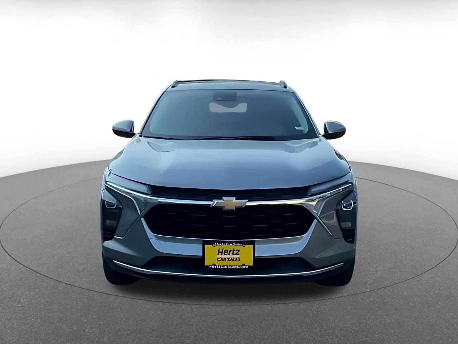Used 2025 Chevrolet Trax LT FWD image 4