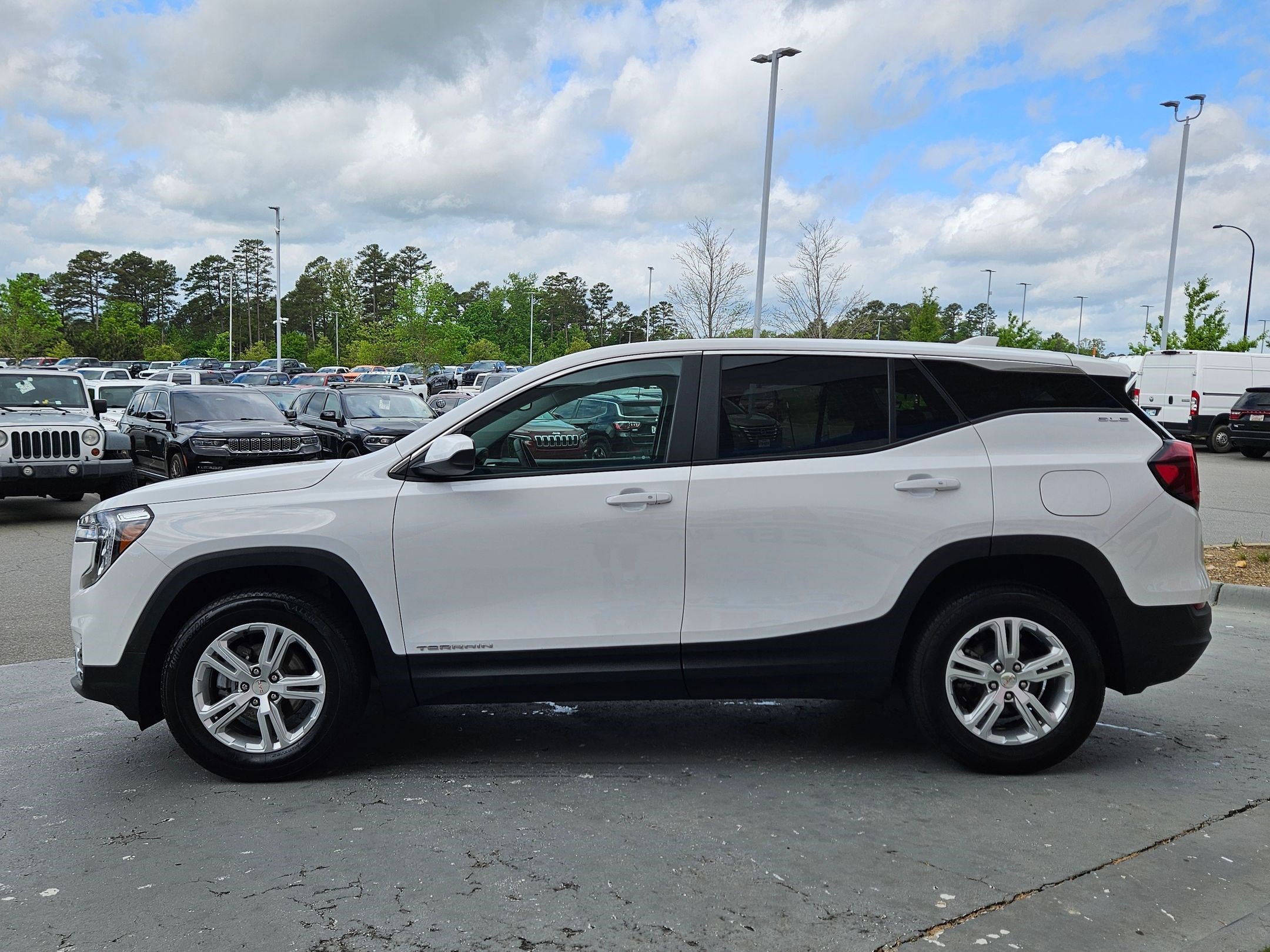 Used 2024 GMC Terrain SLE AWD/4WD image 4