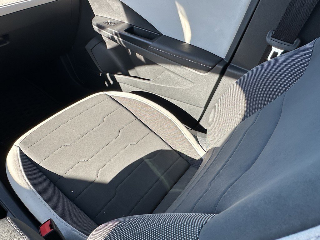 Used 2025 Volkswagen Taos SE w/ Panoramic Sunroof Package image 17