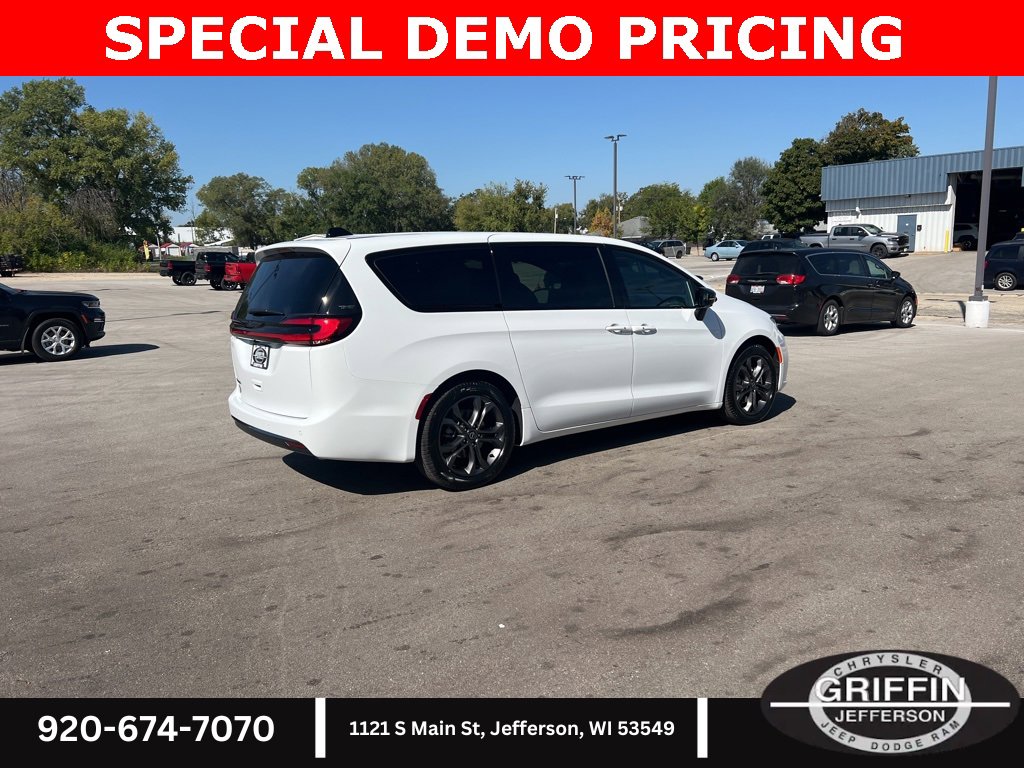 New 2026 Chrysler Pacifica Select image 13