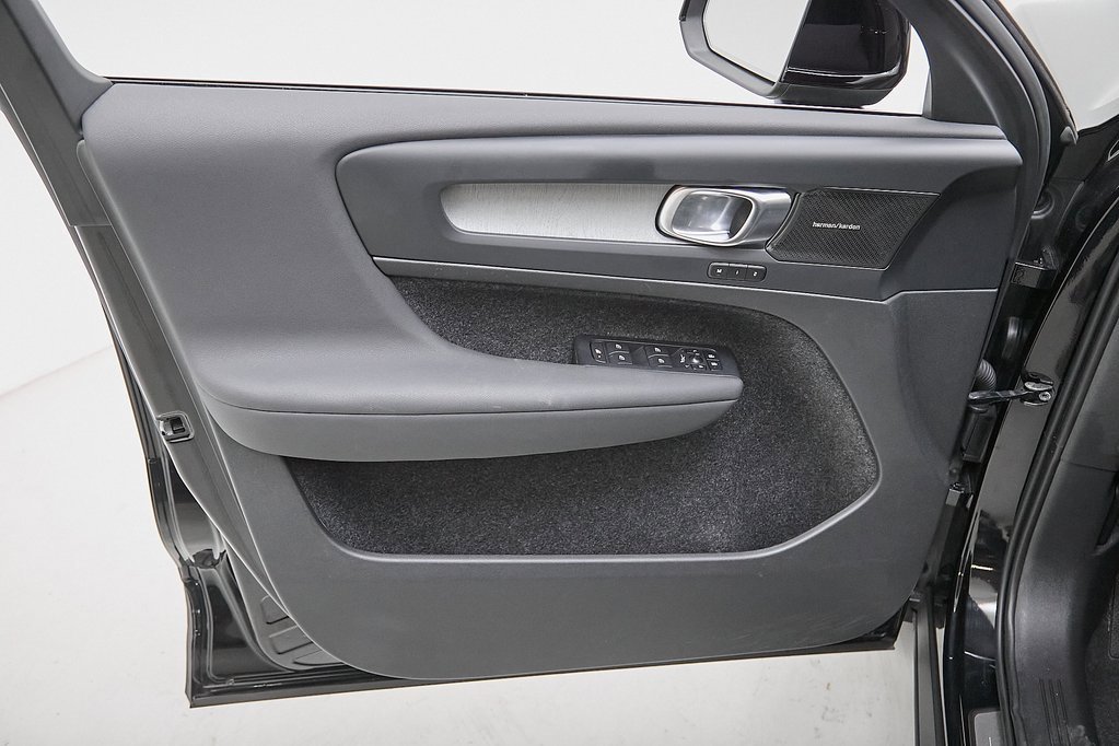 Certified 2024 Volvo XC40 B5 Plus w/ Protection Package Premier image 11