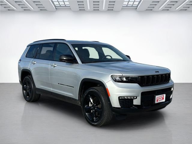 Used 2025 Jeep Grand Cherokee L Limited w/ Black Appearance Package AWD/4WD image 2