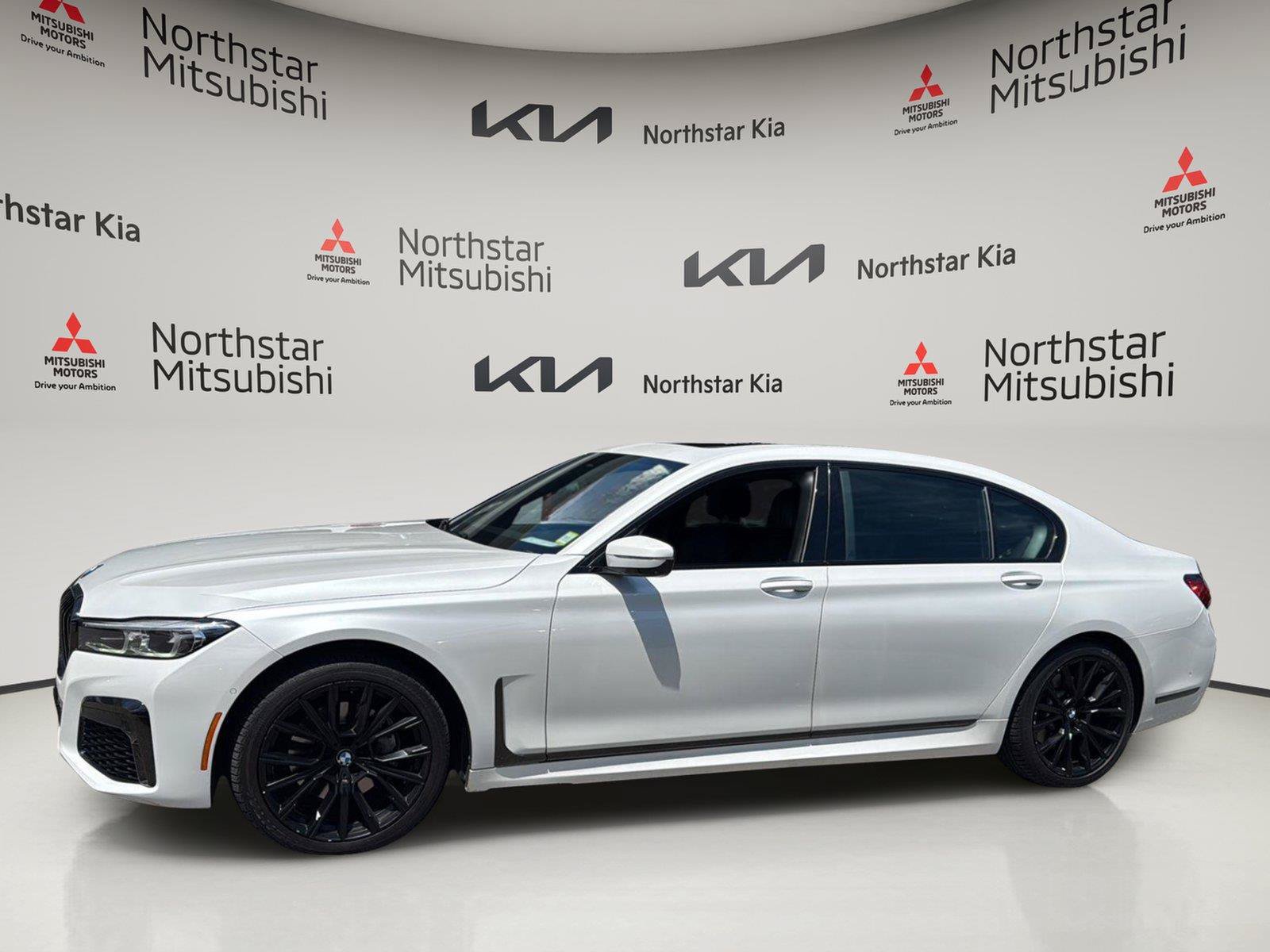 Used 2022 BMW 740i xDrive w/ M Sport Package AWD/4WD image 2