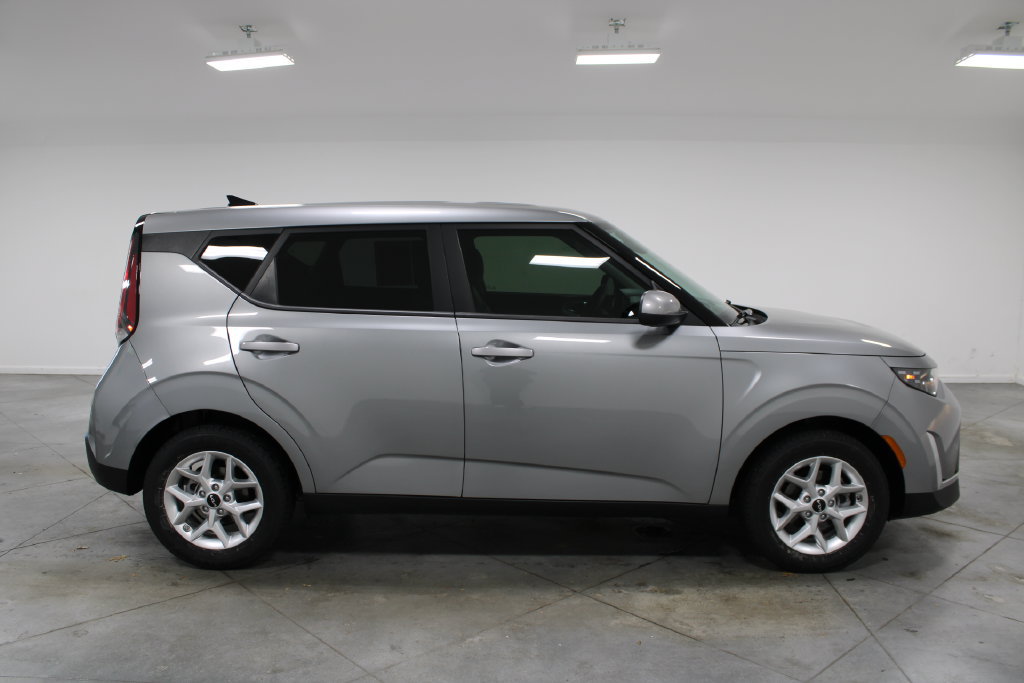 Used 2025 Kia Soul LX w/ LX Technology Package FWD image 11