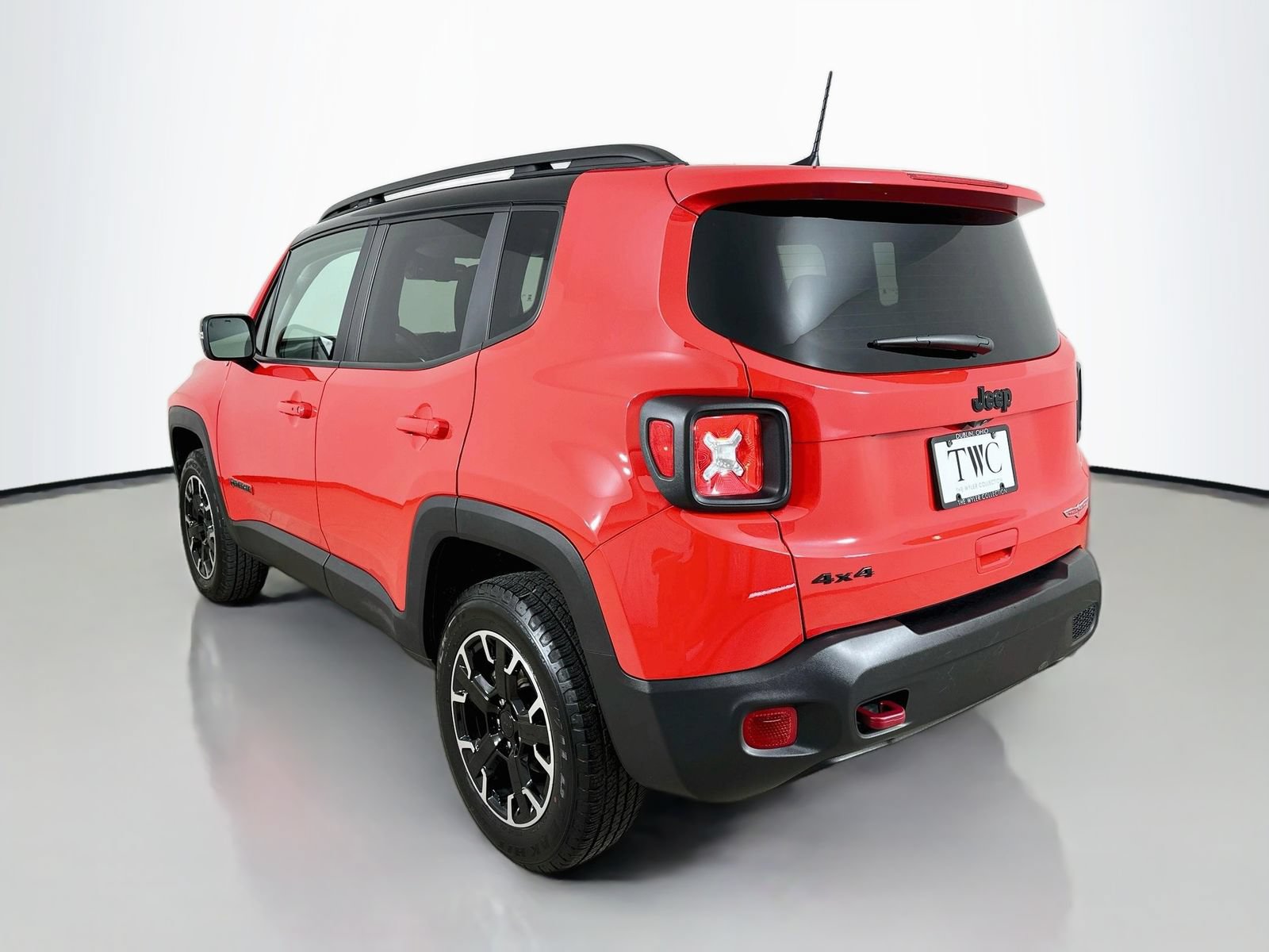 Used 2023 Jeep Renegade Trailhawk w/ Trailhawk Elite Group AWD/4WD image 7