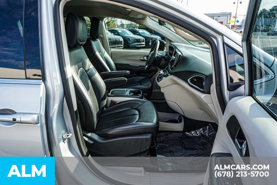 Used 2024 Chrysler Pacifica Touring-L FWD image 24