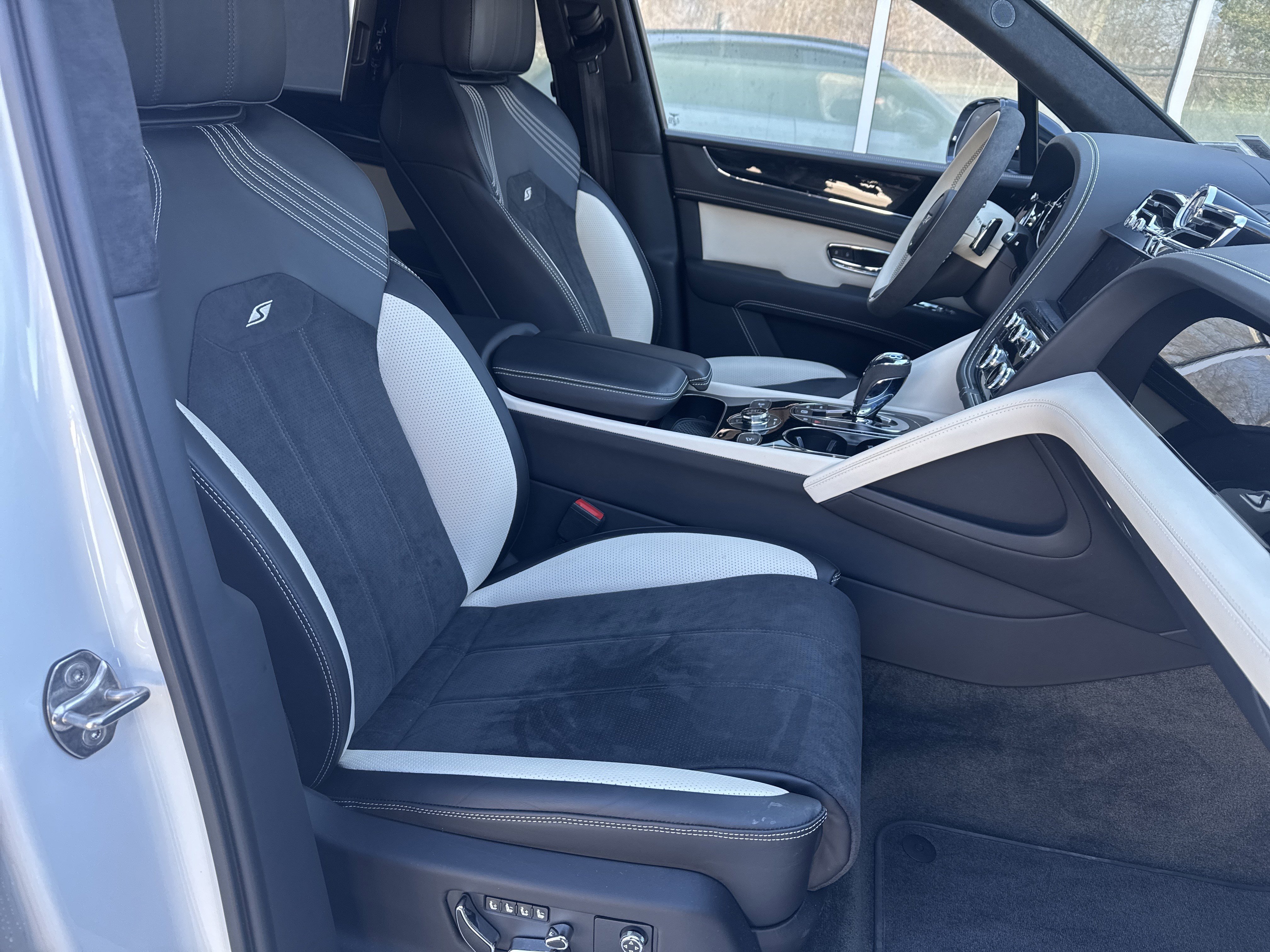 Used 2022 Bentley Bentayga S image 2