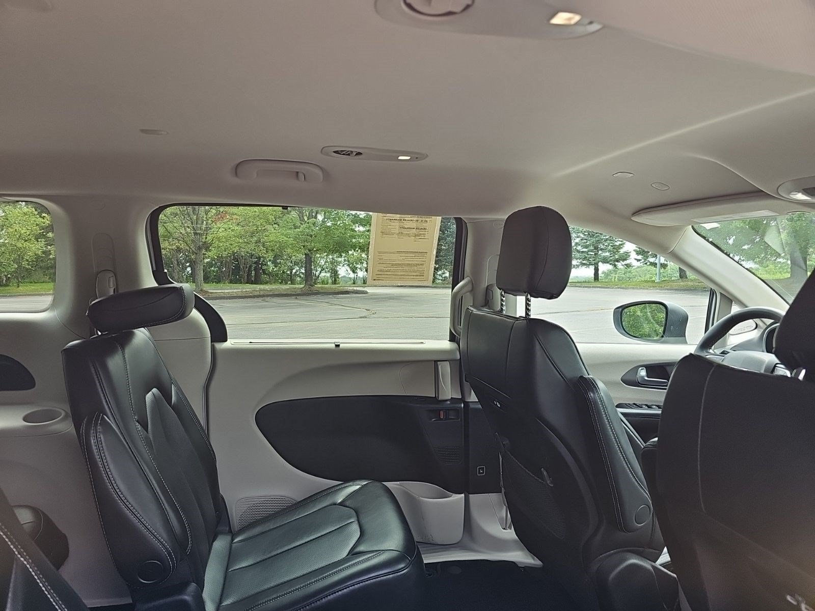 Used 2023 Chrysler Pacifica Touring-L FWD image 17