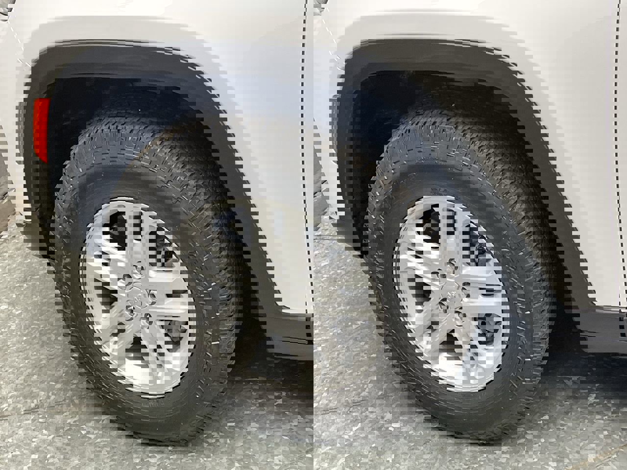 Used 2023 Jeep Grand Cherokee Laredo image 28