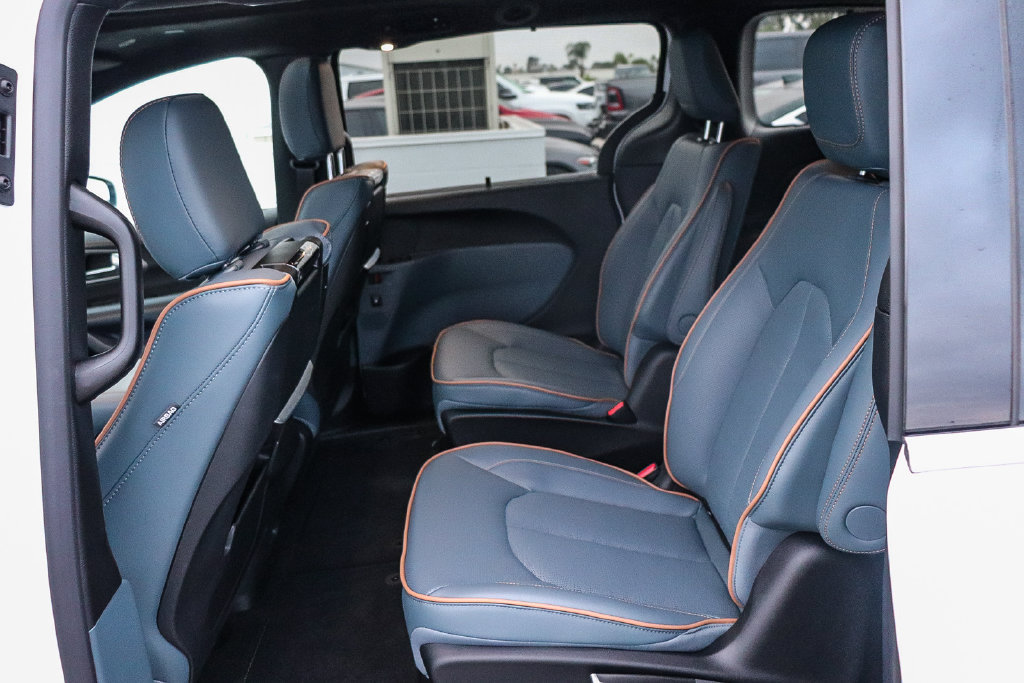 New 2027 Chrysler Pacifica Pinnacle w/ Theater Group FWD image 20