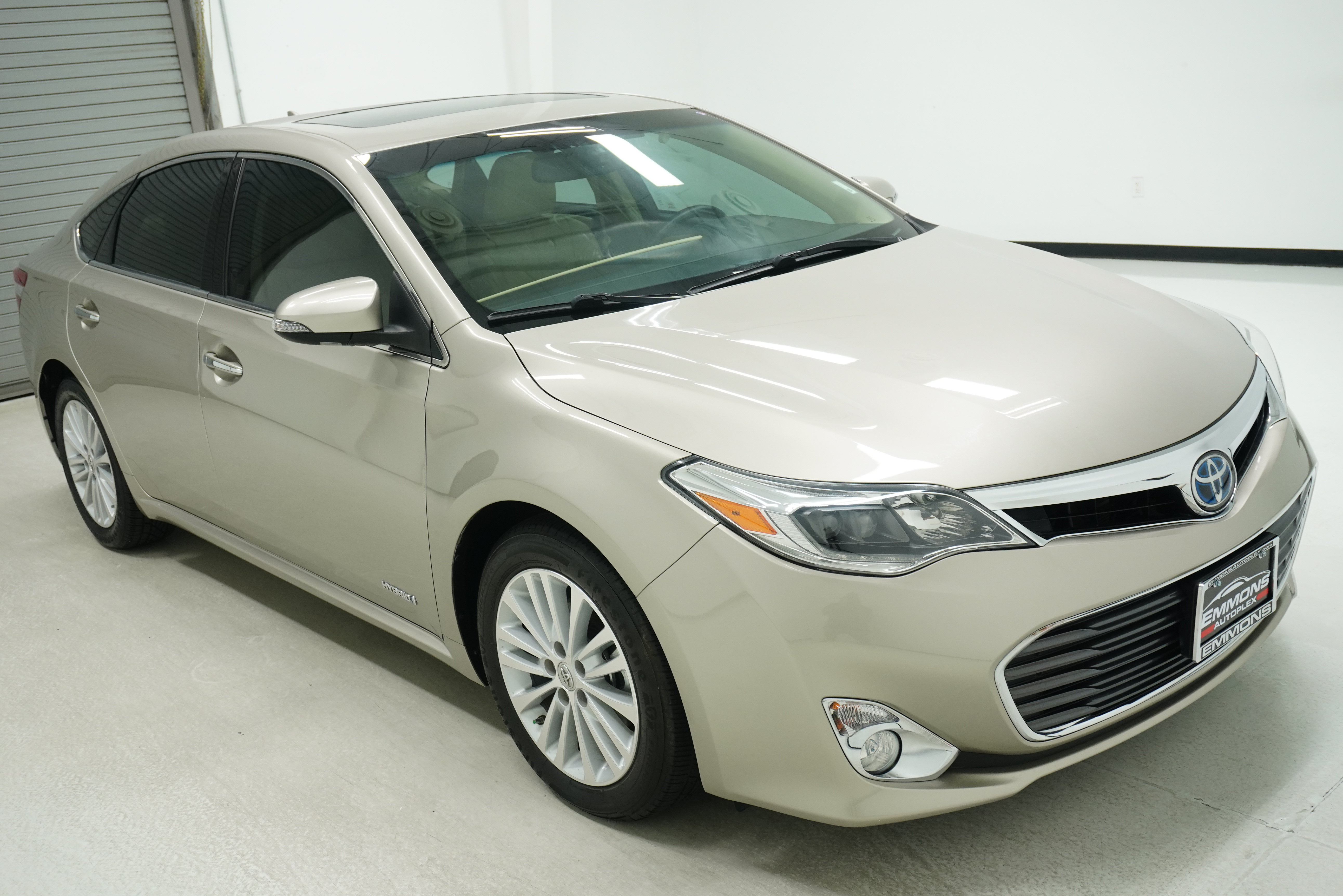 Used 2013 Toyota Avalon Limited w/ Technology Pkg FWD image 3