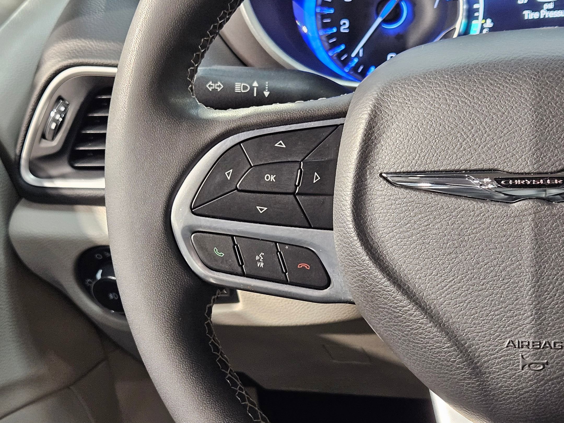 Used 2023 Chrysler Pacifica Touring-L FWD image 27