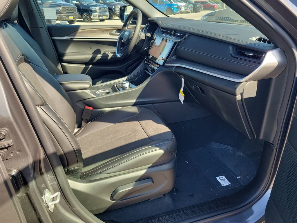 New 2026 Jeep Grand Cherokee Altitude RWD image 12