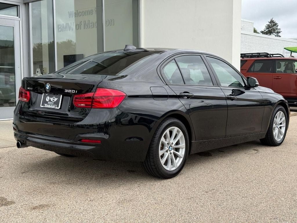Used 2018 BMW 320i xDrive Sedan AWD/4WD image 3