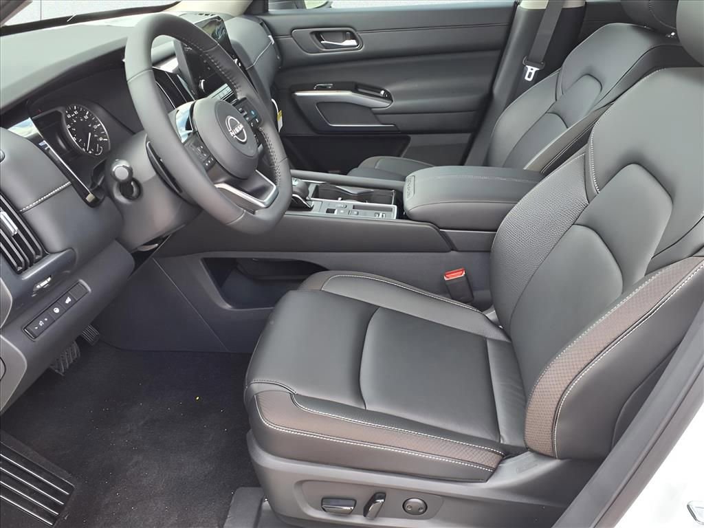 New 2025 Nissan Pathfinder SL image 13