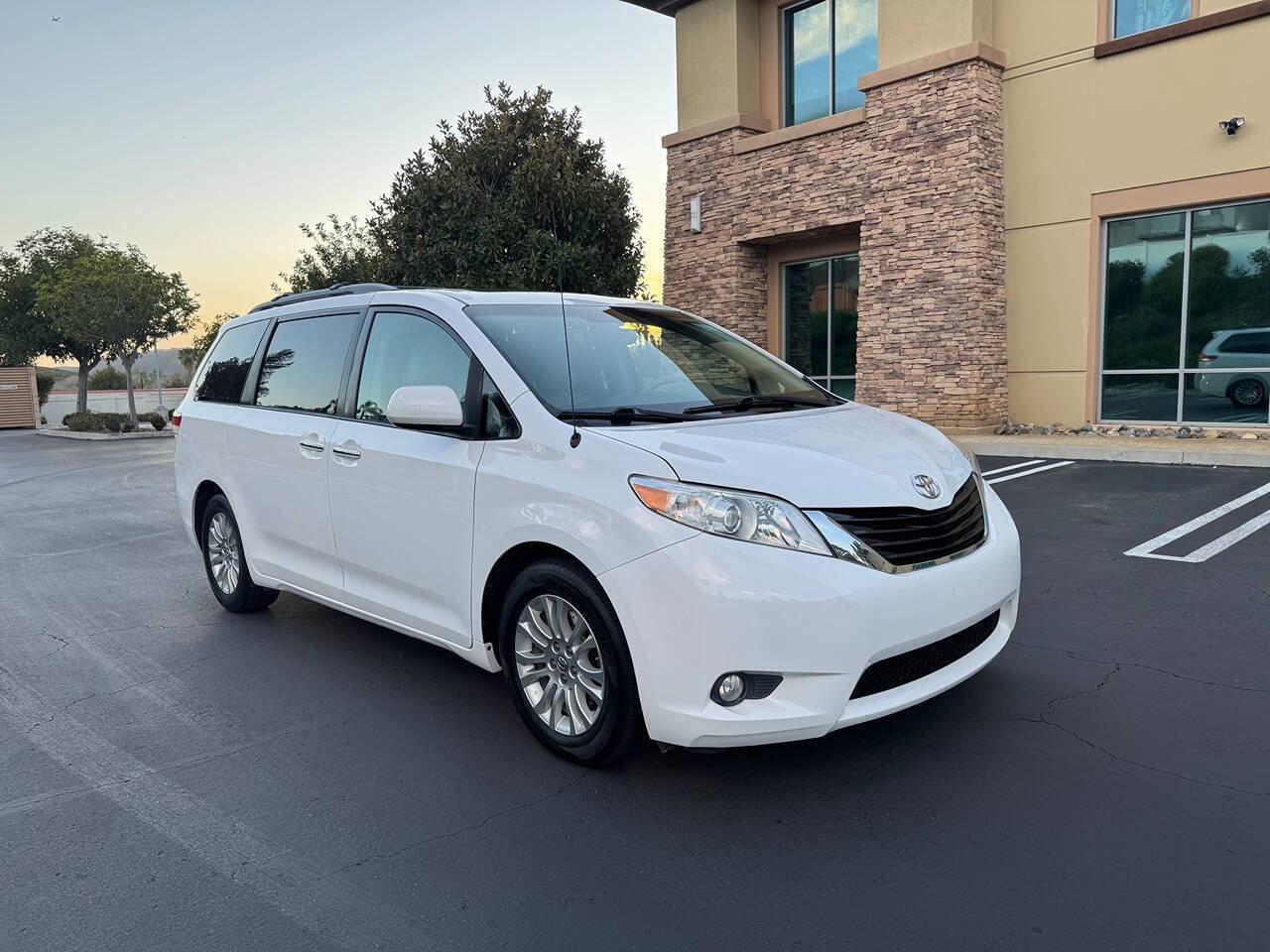 Used 2013 Toyota Sienna XLE image 7