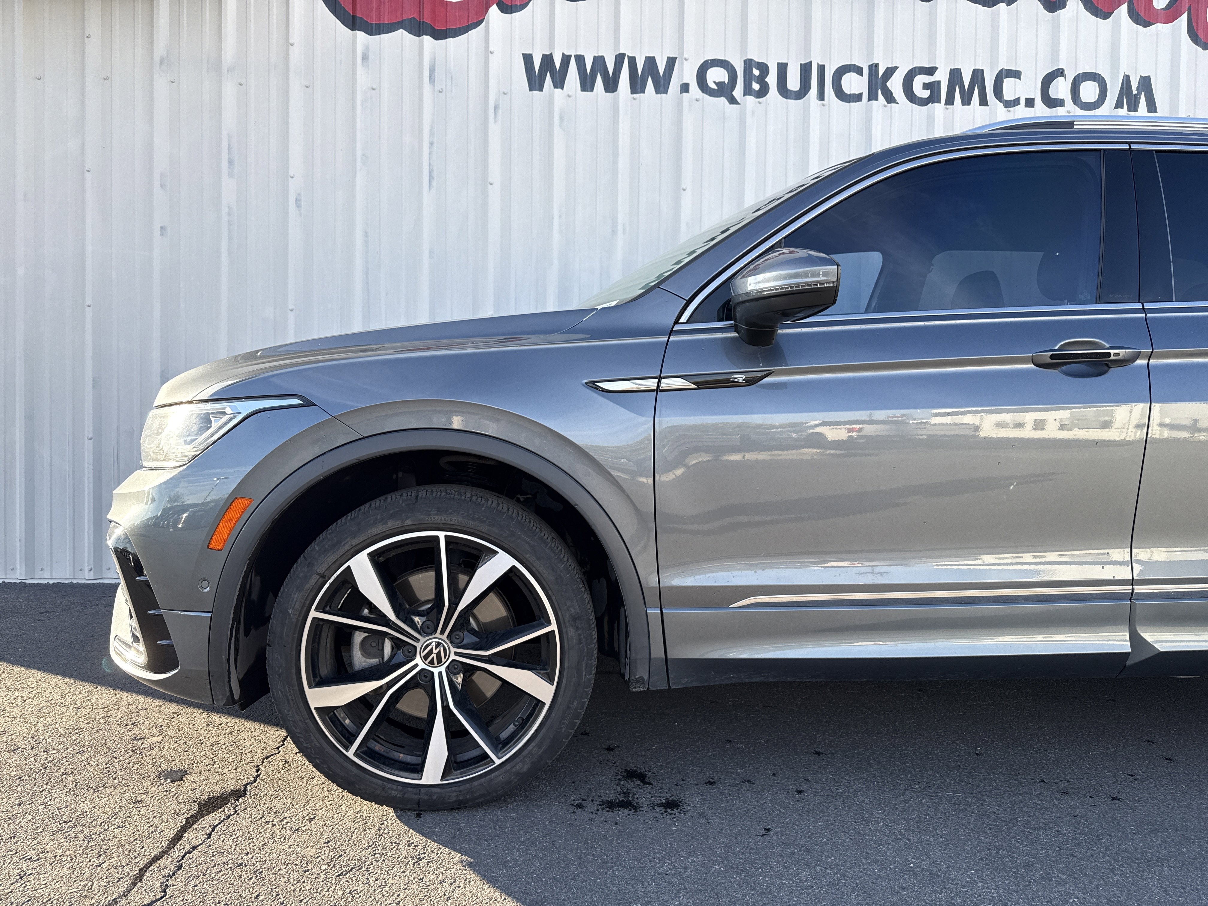 Used 2022 Volkswagen Tiguan SEL R-Line image 3