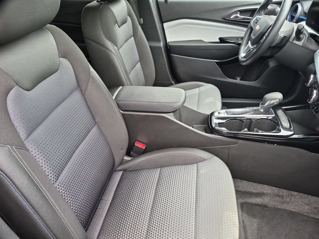 Used 2025 Chevrolet Trax LT w/ LT Convenience Package FWD image 30