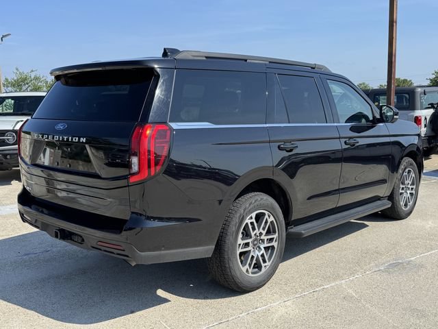 Used 2025 Ford Expedition Active AWD/4WD image 3
