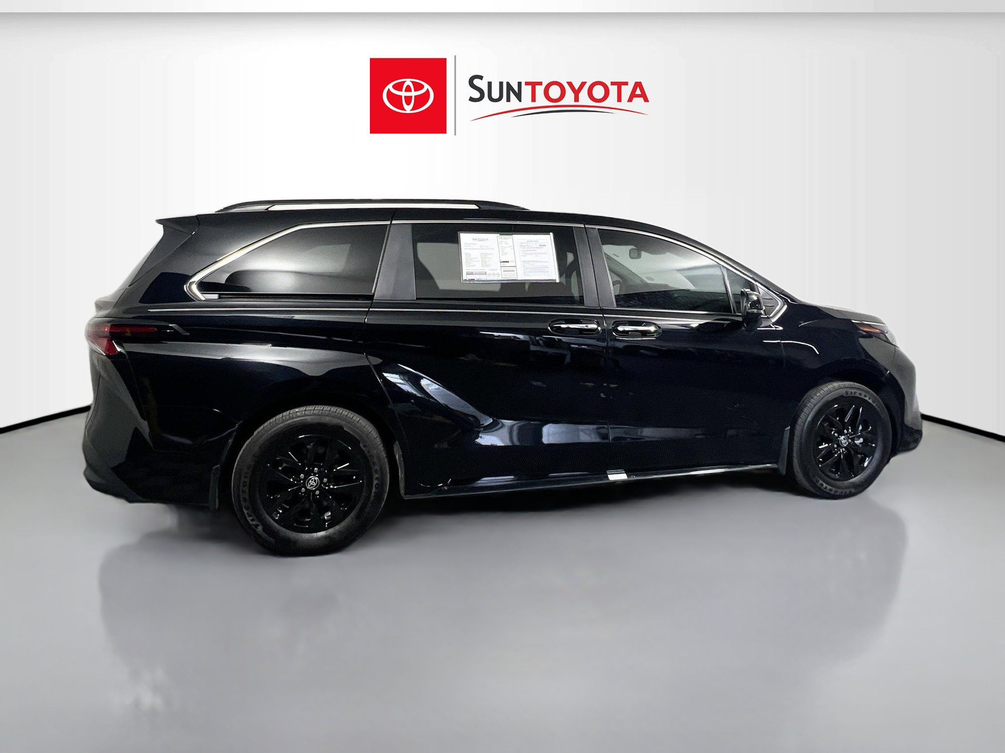 Used 2025 Toyota Sienna XLE FWD image 2