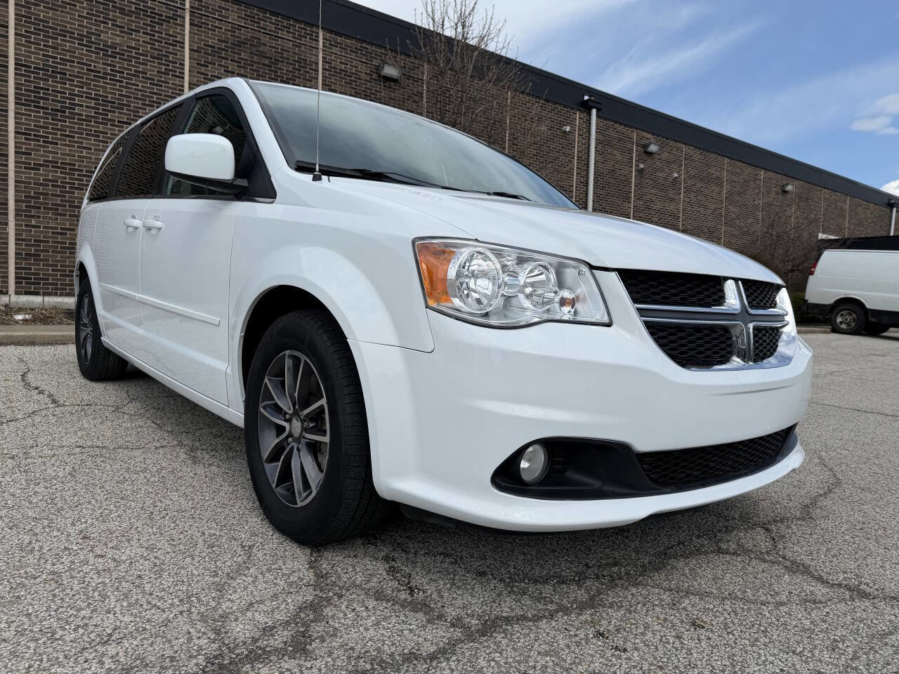 Used 2017 Dodge Grand Caravan SXT w/ Rear Park Assist Package FWD image 1