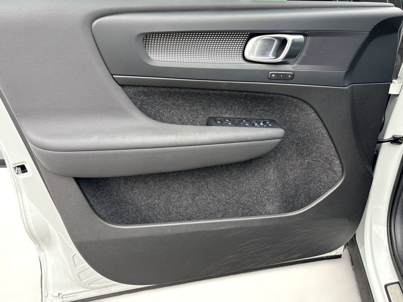 Certified 2023 Volvo XC40 B5 Plus w/ Climate Package image 18