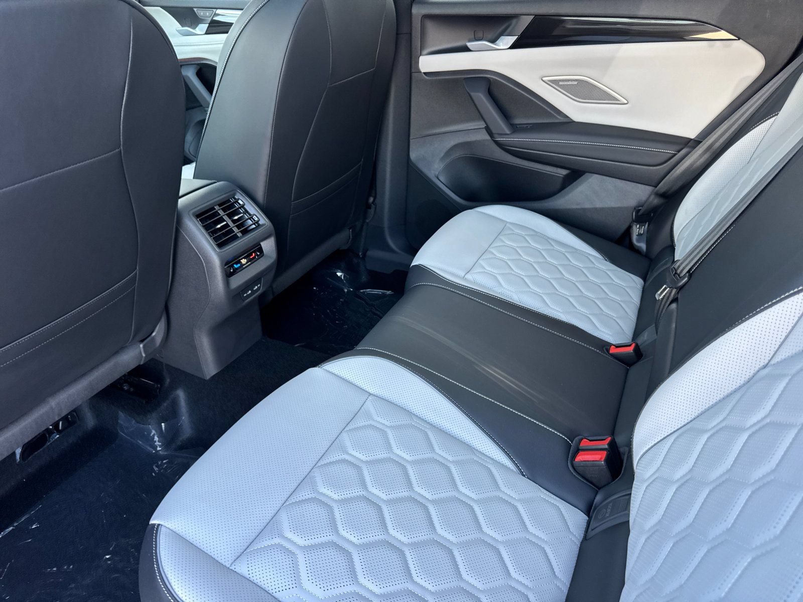 New 2026 Volkswagen Tiguan SEL R-Line AWD/4WD image 12
