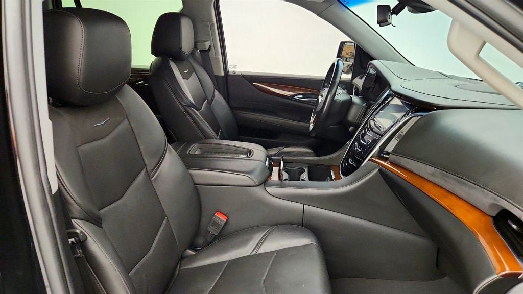 Used 2019 Cadillac Escalade Luxury AWD/4WD image 26