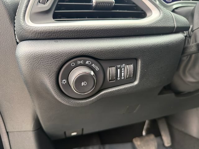 Used 2026 Chrysler Pacifica Select FWD image 24