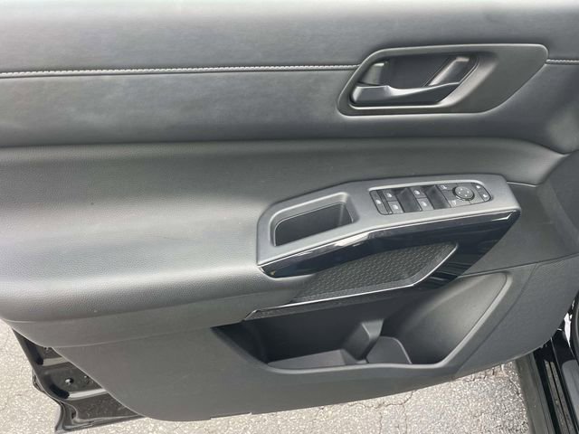 Used 2025 Nissan Pathfinder SV image 14