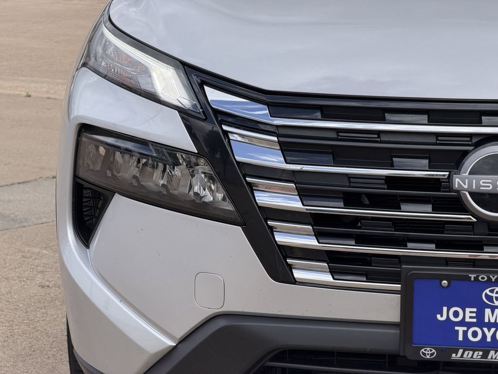 Used 2025 Nissan Rogue SV AWD/4WD image 5