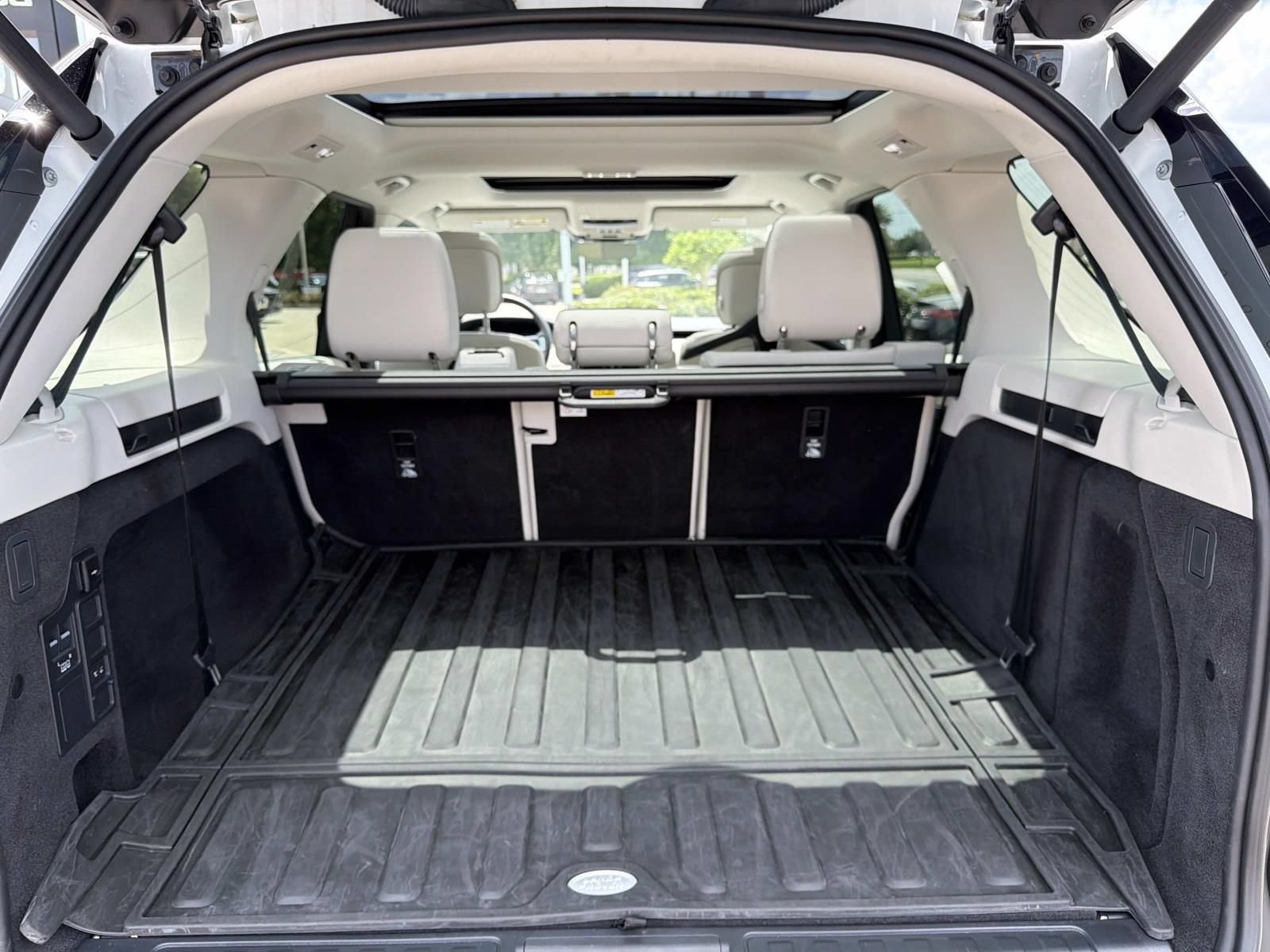 Used 2025 Land Rover Discovery S AWD/4WD image 8