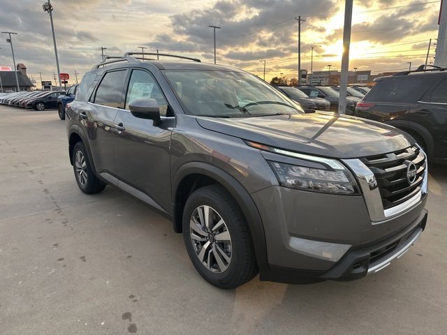 New 2025 Nissan Pathfinder SL image 3