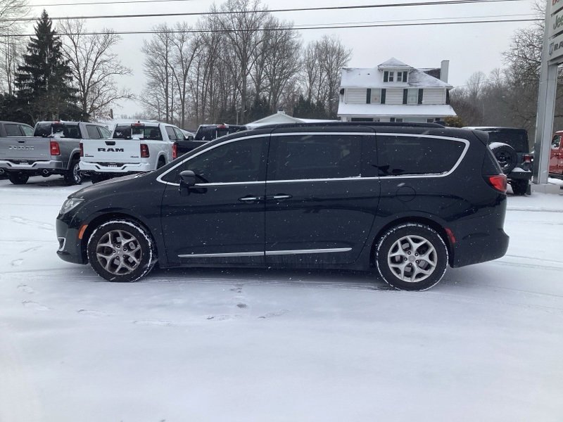 Used 2017 Chrysler Pacifica Touring-L image 4