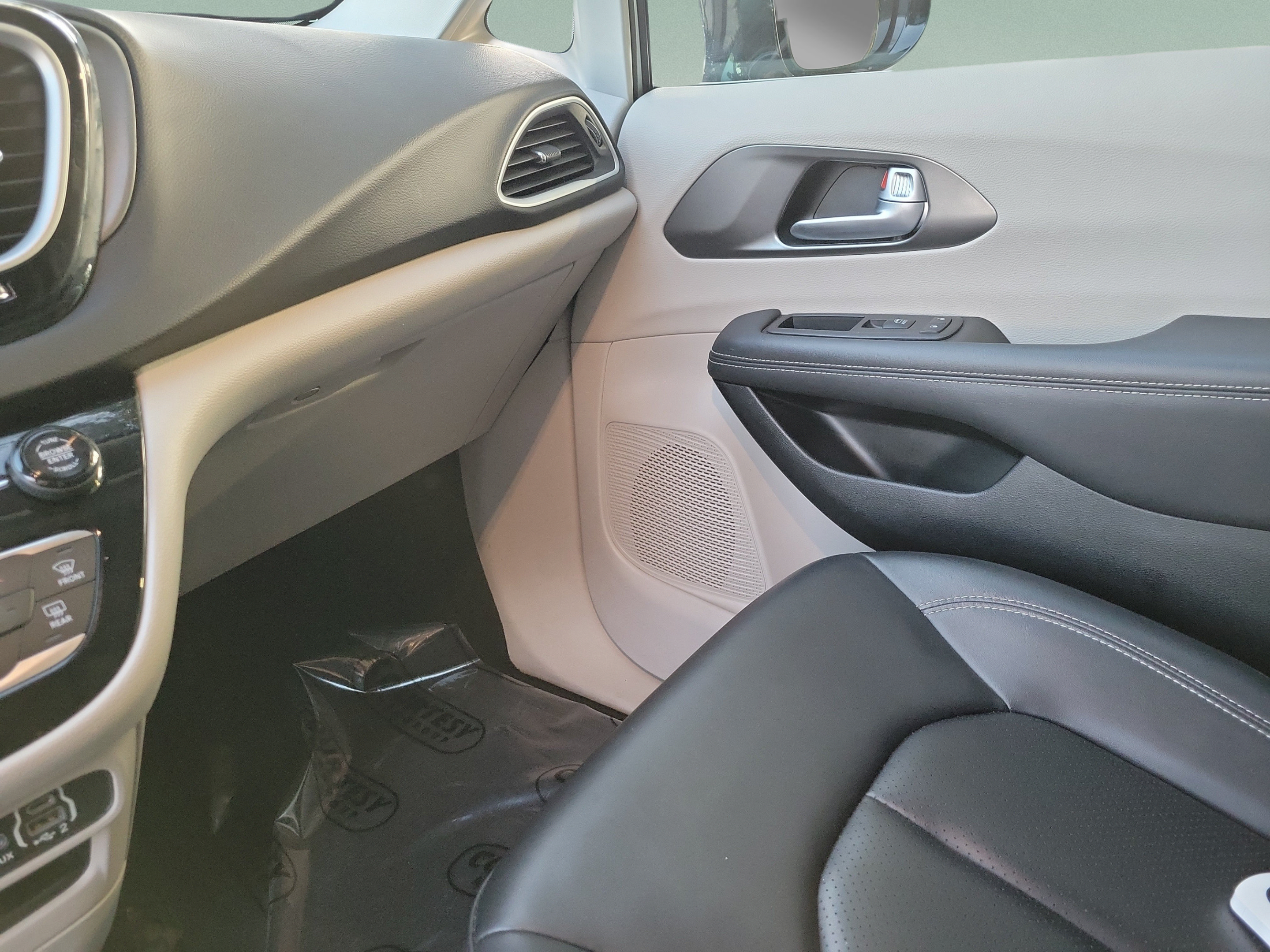 Used 2024 Chrysler Pacifica Touring-L FWD image 24