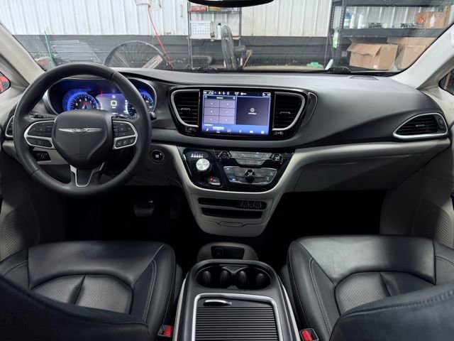 Used 2023 Chrysler Pacifica Touring-L FWD image 28