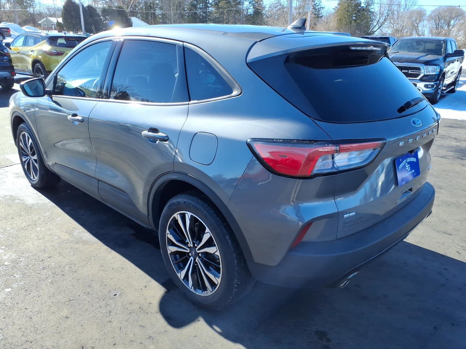 Used 2022 Ford Escape SE w/ SE Sport Appearance Package image 3