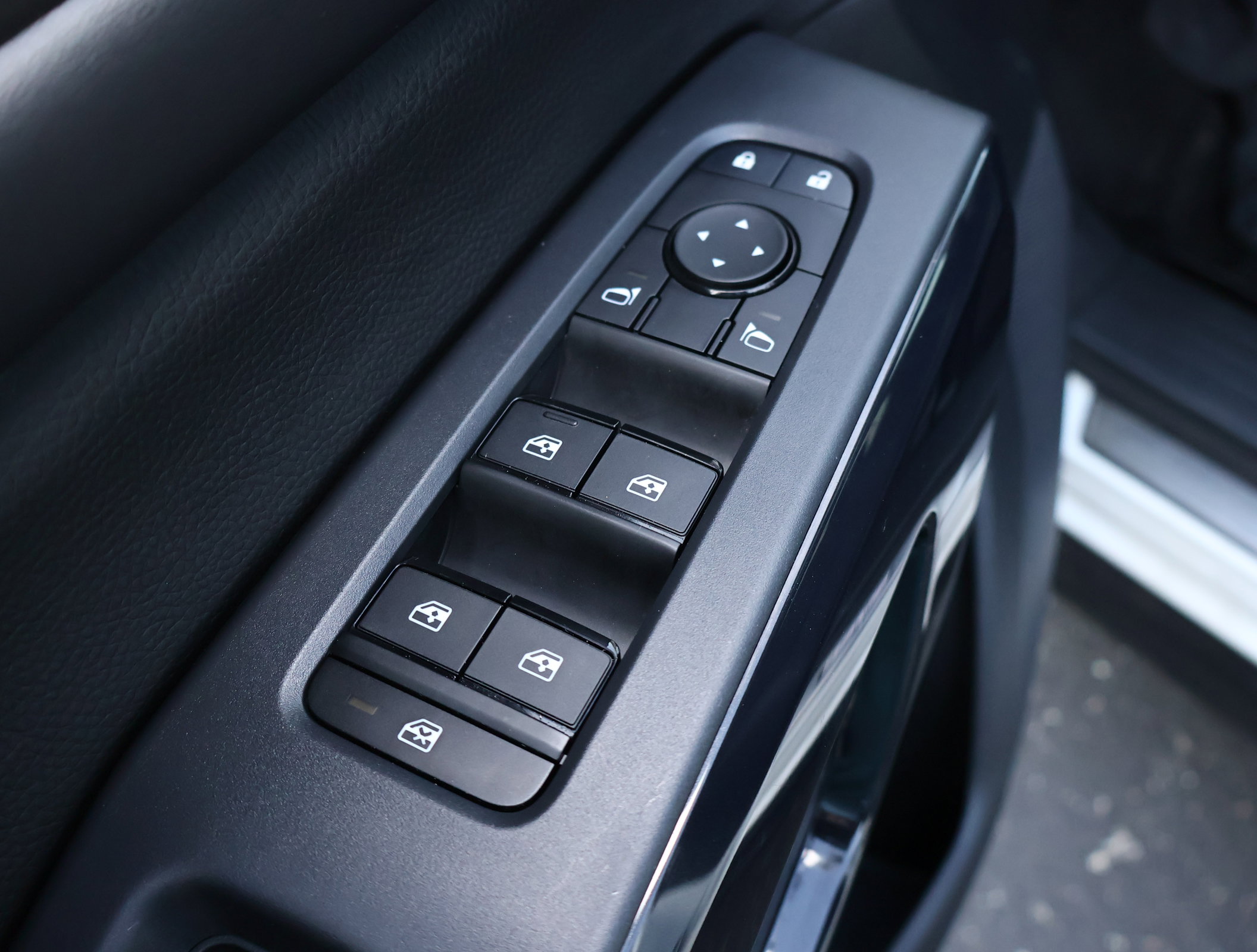 Used 2024 Nissan Pathfinder SV w/ SV Premium Package FWD image 8