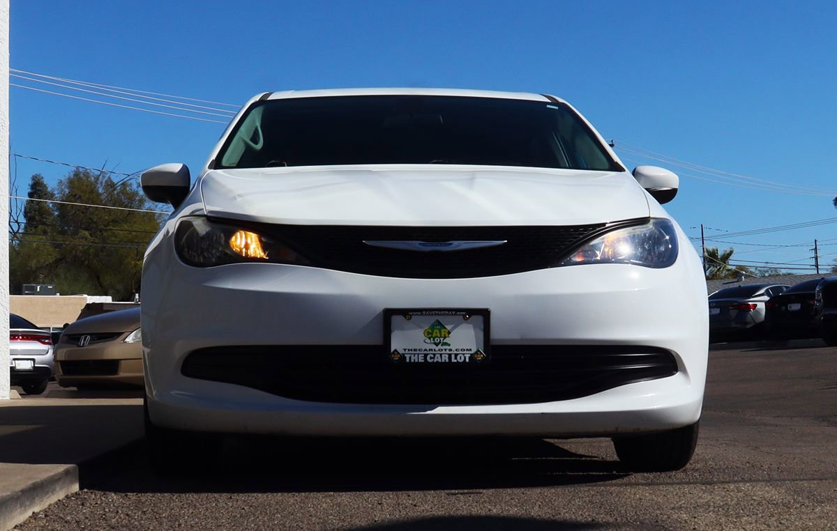Used 2020 Chrysler Voyager L FWD image 17