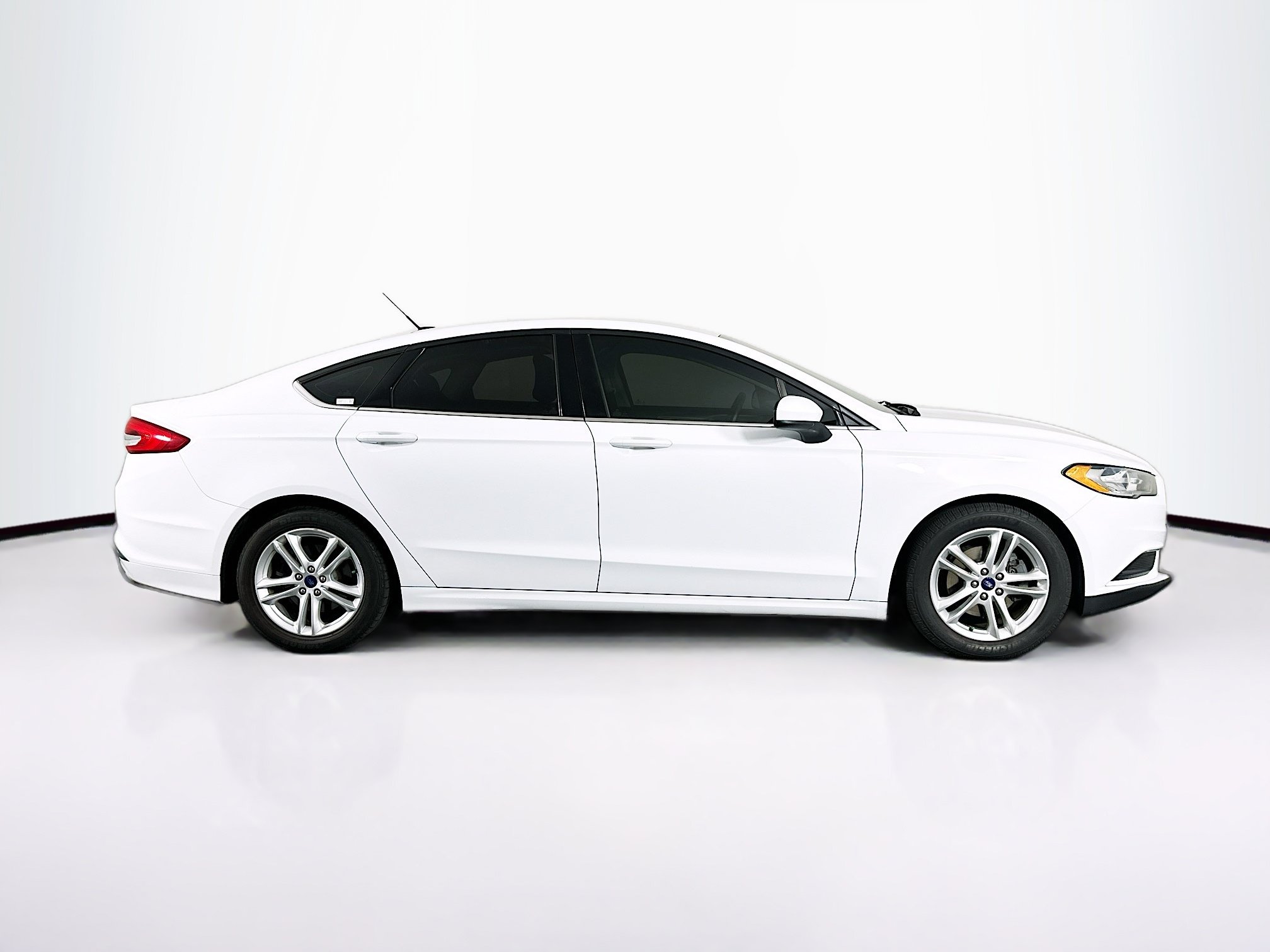 Used 2018 Ford Fusion SE w/ Fusion SE Technology Package FWD image 10