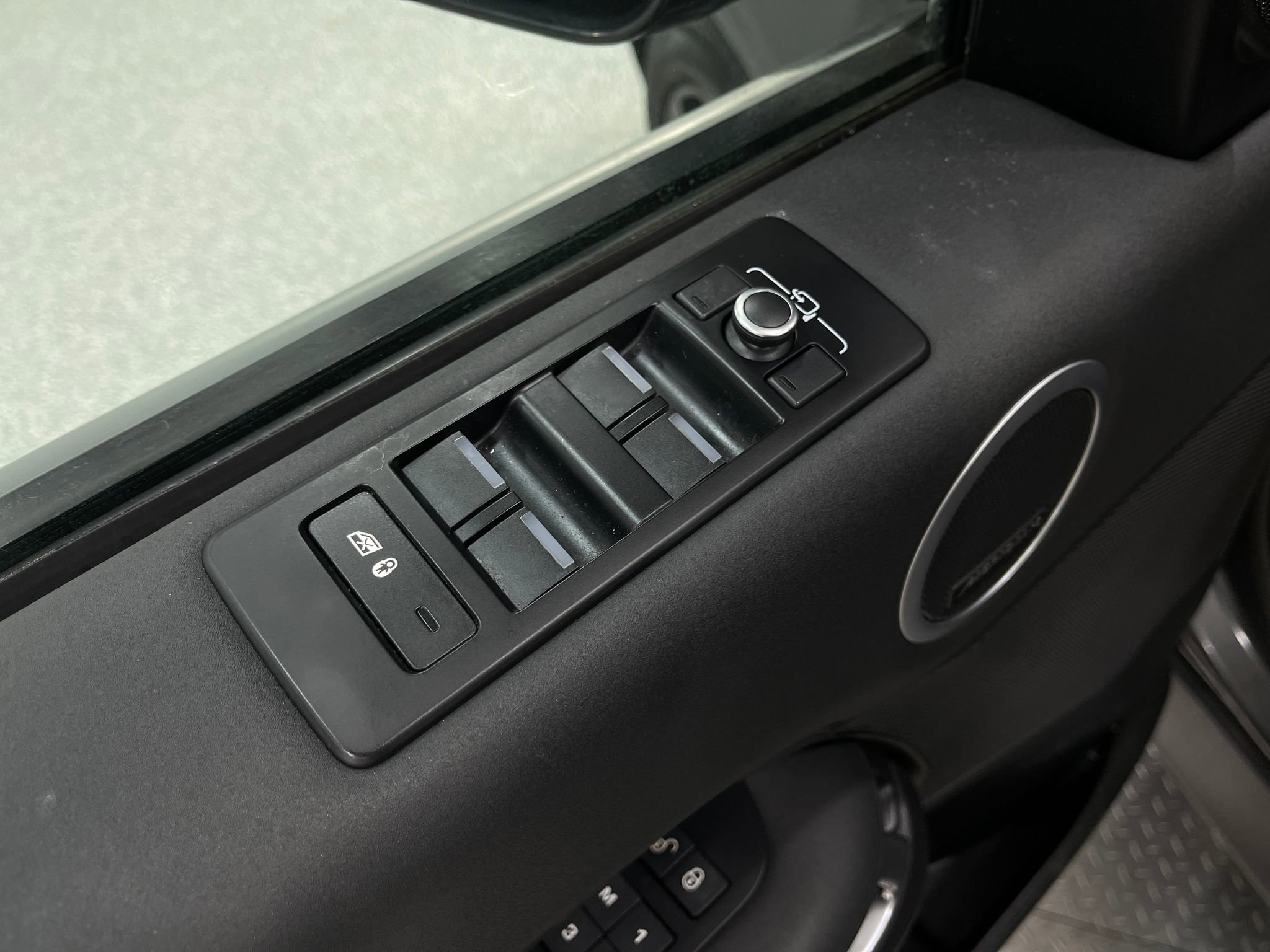 Used 2020 Land Rover Discovery HSE AWD/4WD image 16