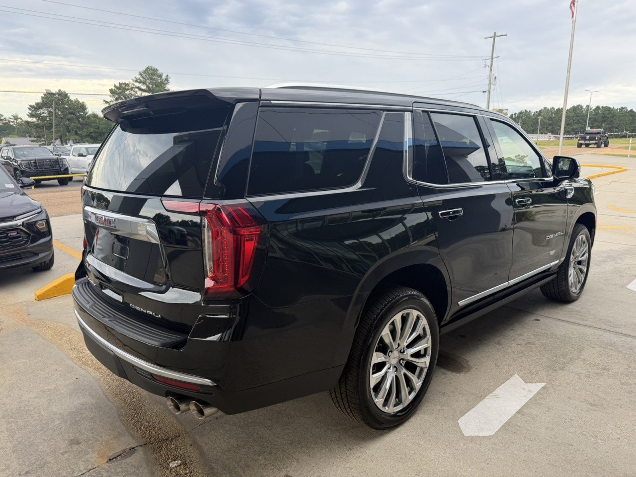 Used 2024 GMC Yukon Denali w/ Advanced Technology Package AWD/4WD image 4