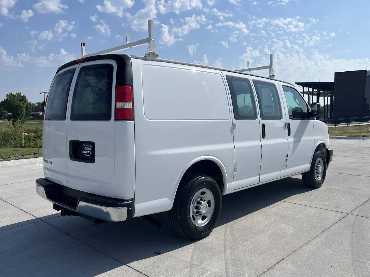 Used 2015 Chevrolet Express 2500 RWD image 6