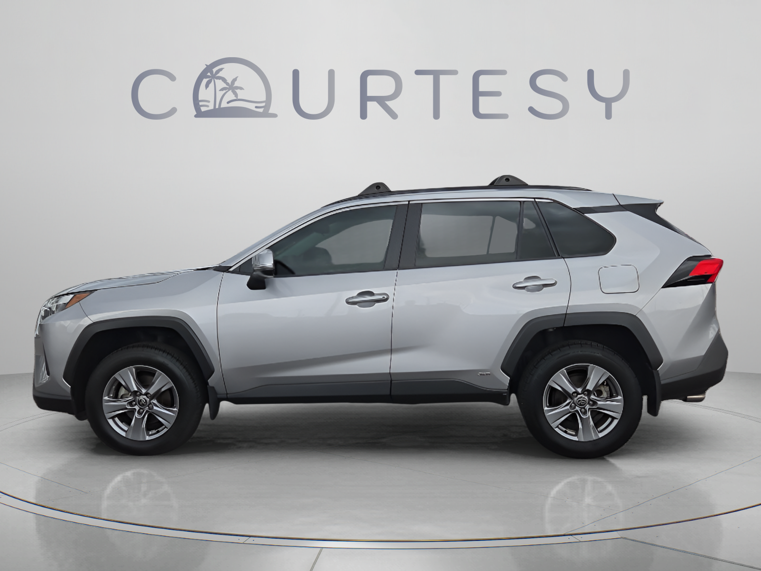 Used 2022 Toyota RAV4 XLE w/ Convenience Package AWD/4WD image 2