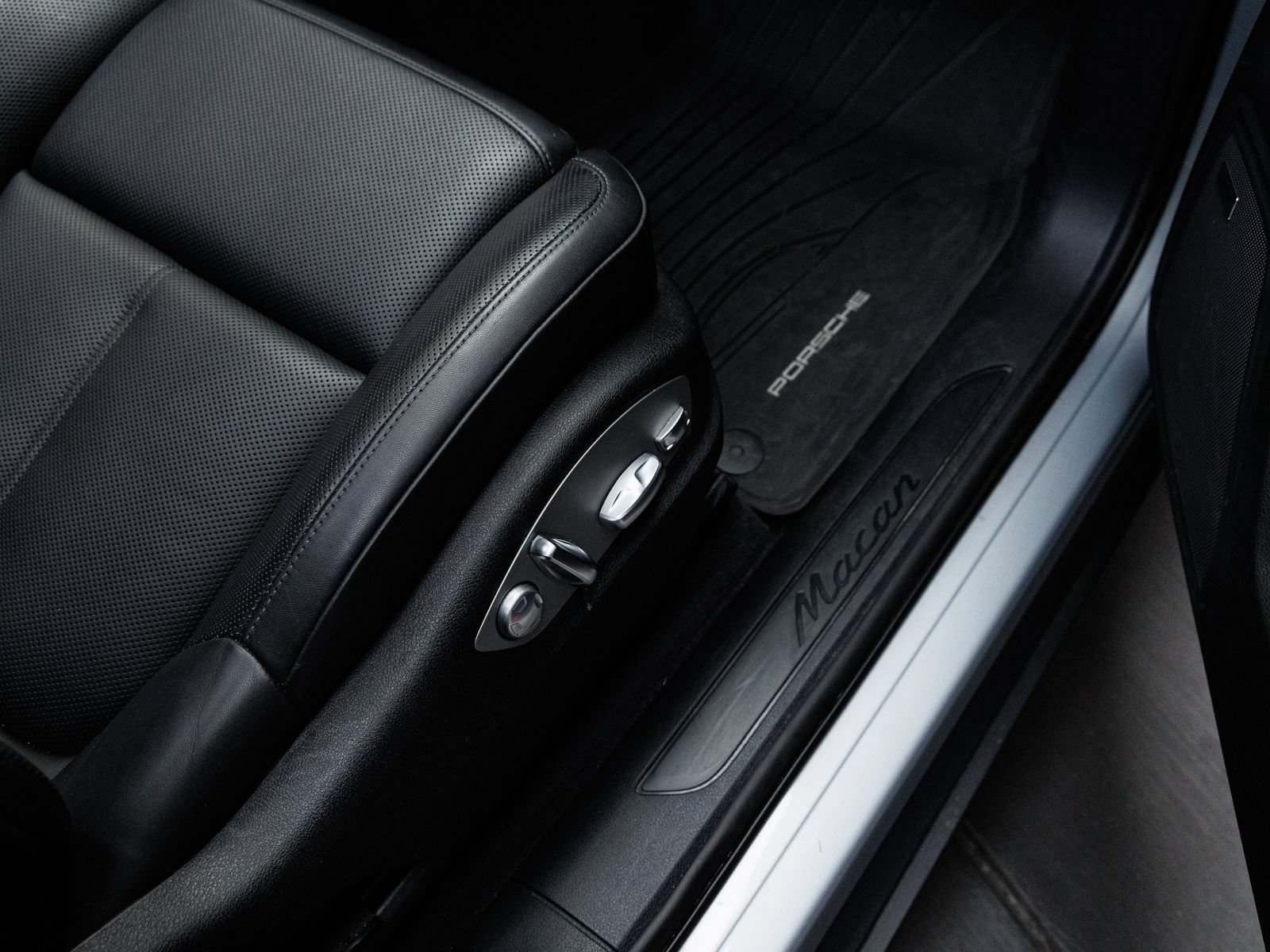 Used 2025 Porsche Macan AWD/4WD image 38