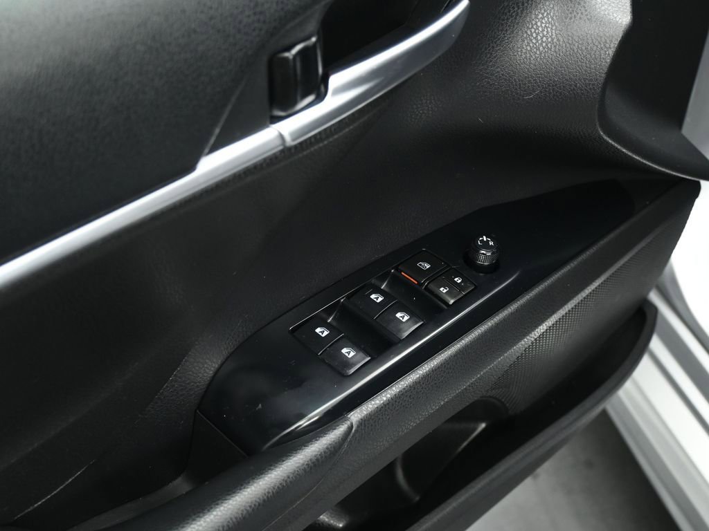 Used 2020 Toyota Camry SE image 9