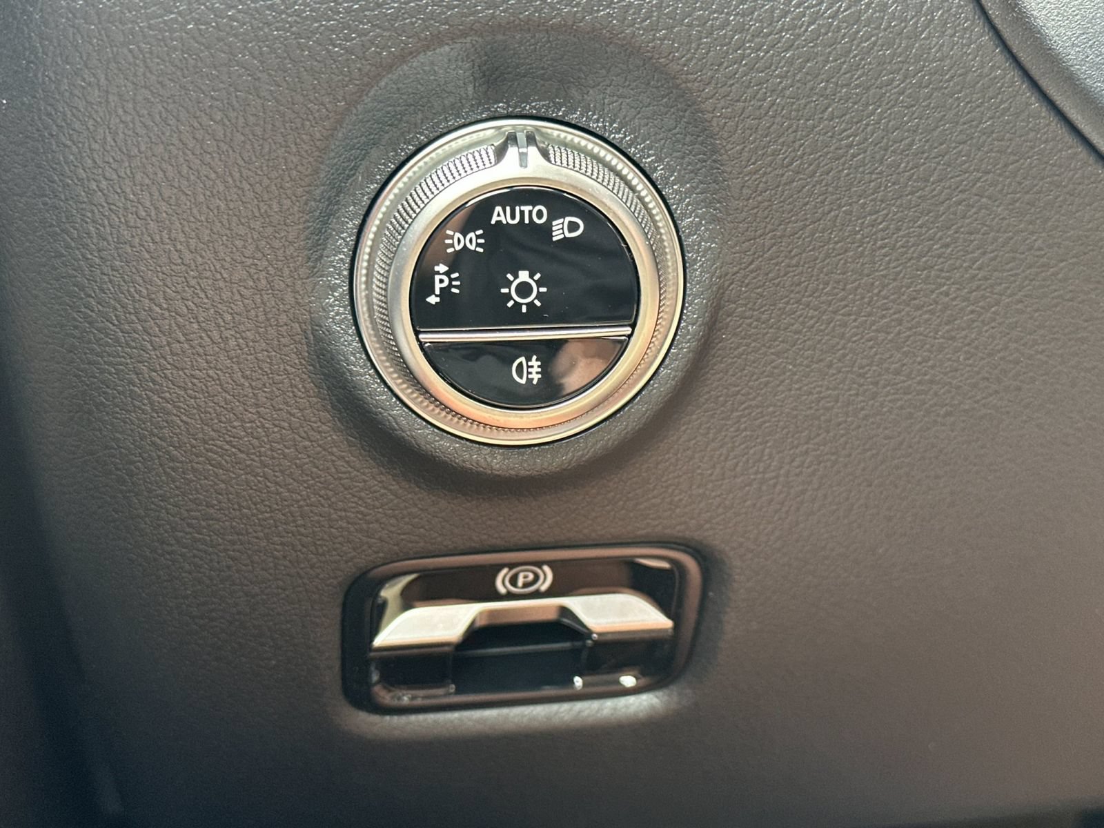 Used 2025 Mercedes-Benz C 300 4MATIC Sedan image 31