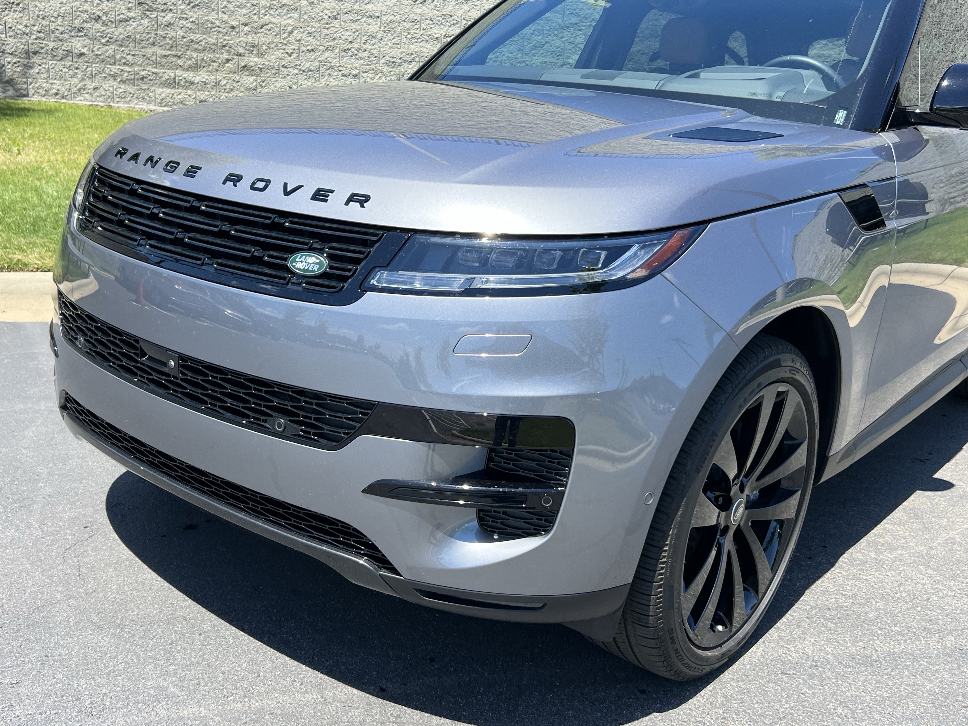 Used 2025 Land Rover Range Rover Sport SE AWD/4WD image 11