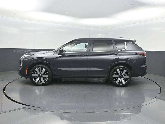 Used 2025 Mitsubishi Outlander SE FWD image 2
