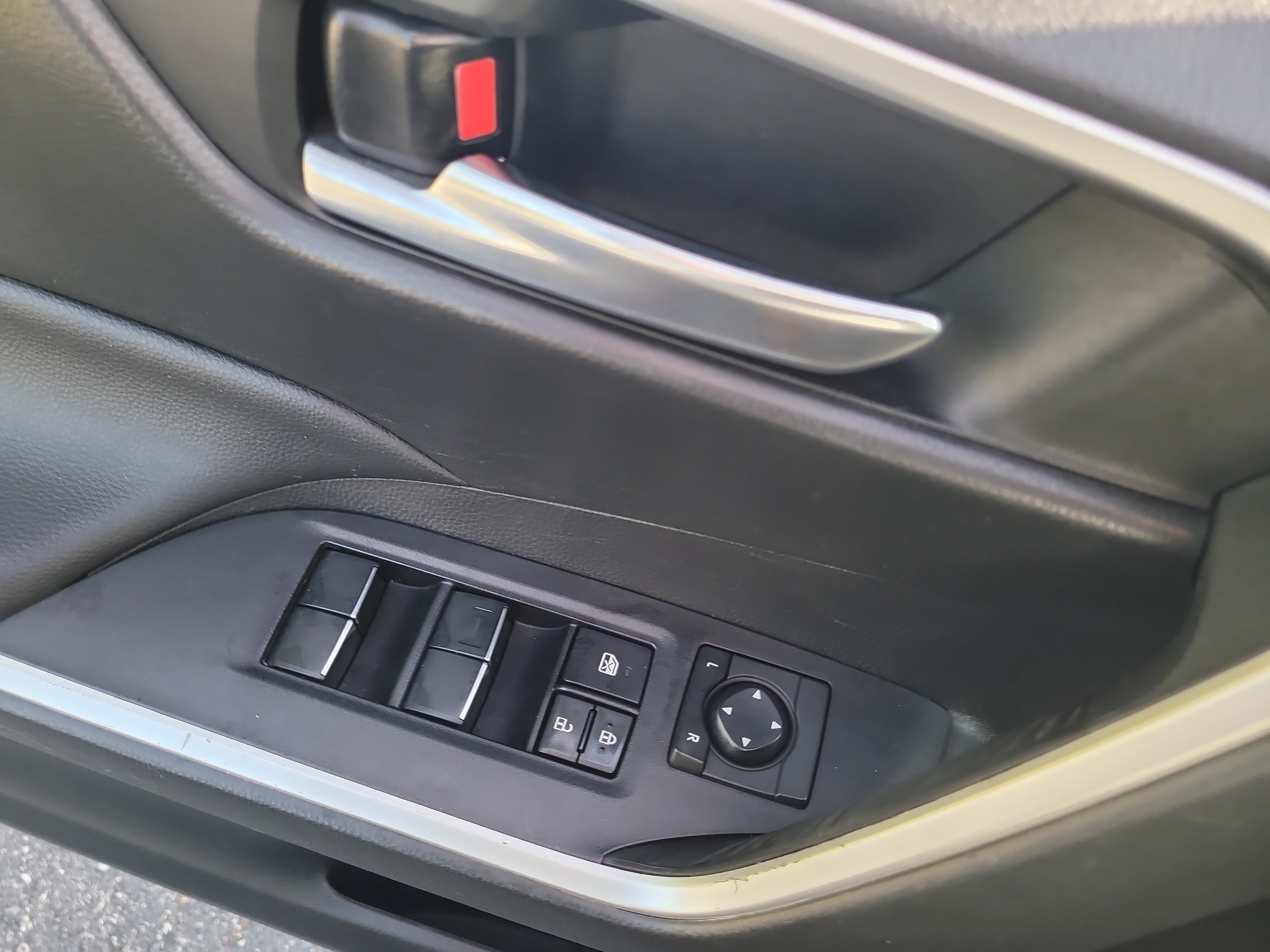 Used 2021 Toyota RAV4 XLE Premium FWD image 19